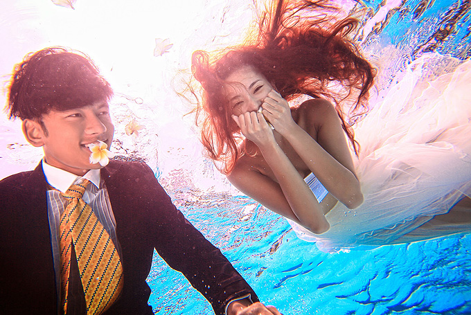 快速学拍水下婚纱照